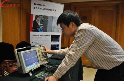 ̩�˹��̎���MS4000ϵ��ʾ��������̖(h��o)����ʾ�Դë�̵ľ���(zh��n)��׽