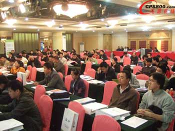 現場觀眾聚精會神的學習數據中心新產品與技術