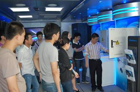 2010���_�ͨ�Gɫ����չʾ܇��hվ����M��