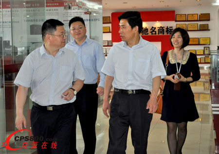 畢書記(右二)在何董事長的陪同下參觀公司