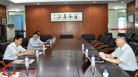 公司董事長何思模教授(右)向畢書記(左一)匯報(bào)公司發(fā)展情況