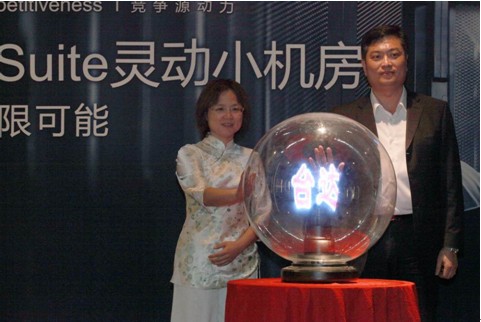 中達電通總經理游文人、 MCIS產品處總監陳冰點亮臺達InfraSuite靈動小機房