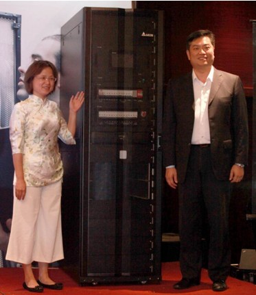 中達電通總經理游文人、 MCIS產品處總監陳冰為臺達InfraSuite靈動小機房揭幕