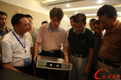 來賓親身體驗?zāi)K的熱插拔性能