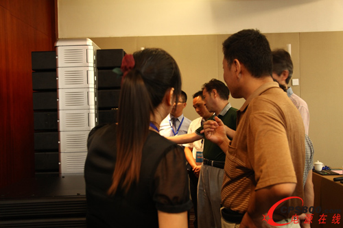 來賓參觀現(xiàn)場展示的Power+和MEGA樣機,詳細了解其功能特性