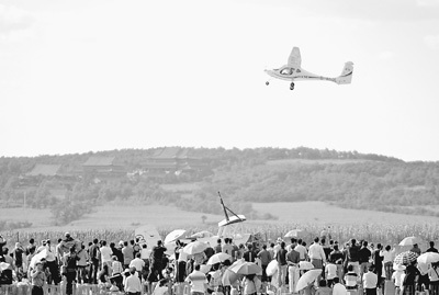 中國首架自主產權電動飛機發布 靠蓄電池為能源