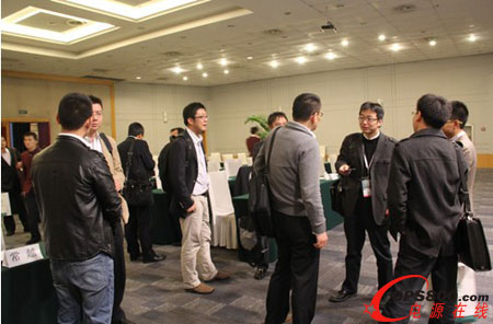 遲遲不愿離場的參會代表與嘉賓交流