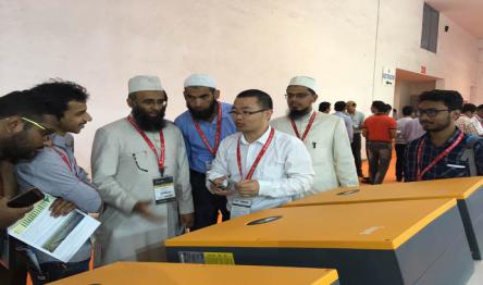 銷售員給客戶耐心講解